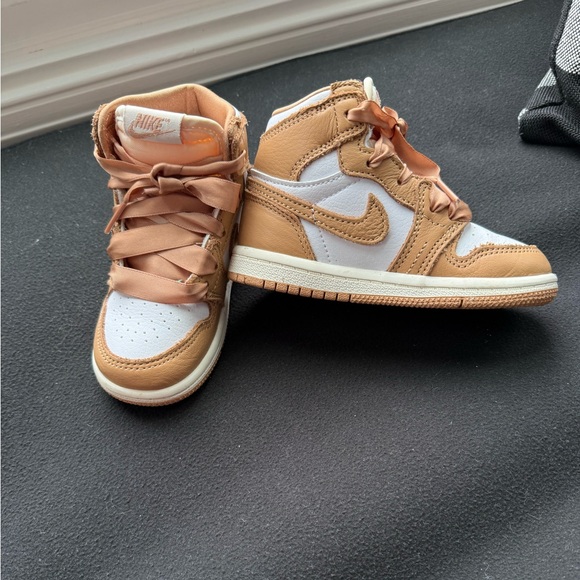 Kids Jordan Retro 1 - Picture 2 of 4